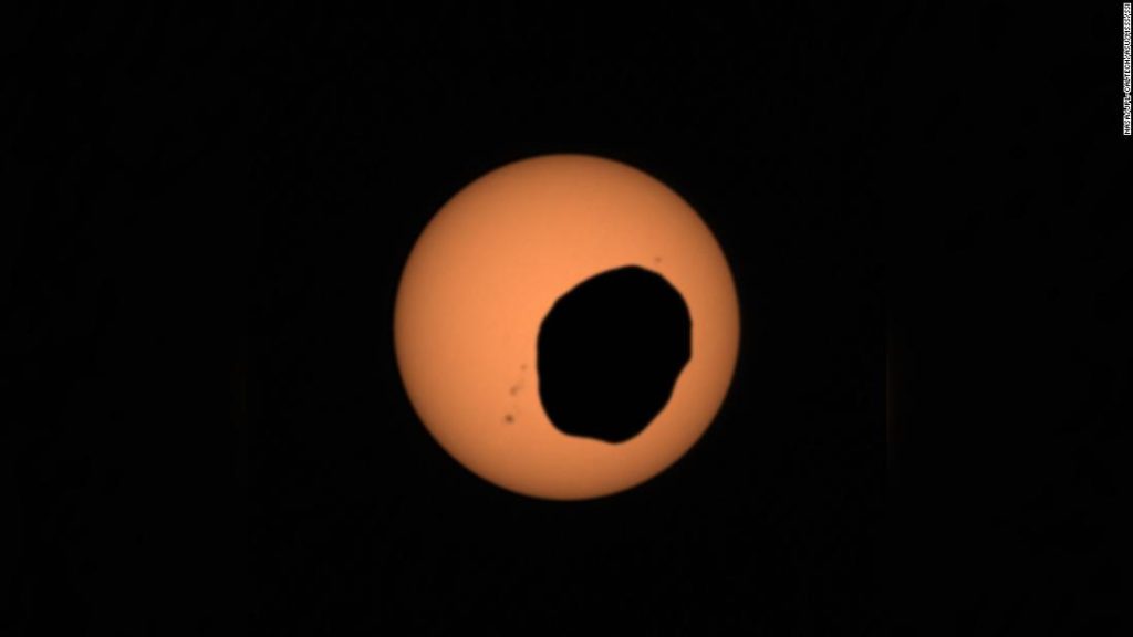 Perseverante rover de la NASA observa el eclipse de la luna "Patata" en Marte