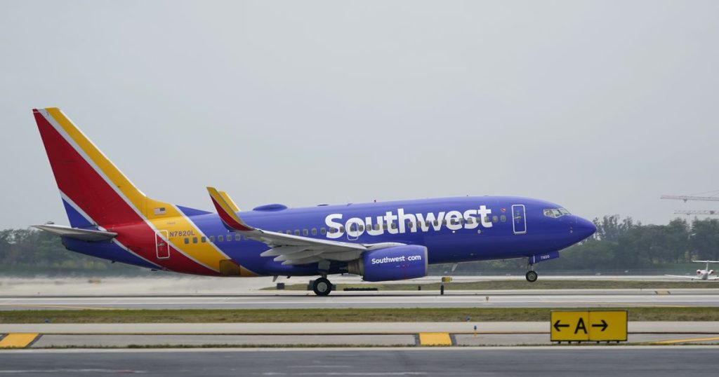 Southwest Airlines y otras aerolíneas cancelaron cientos de vuelos adicionales el domingo debido a que los retrasos se acumularon durante el fin de semana.