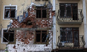 Una imagen de un edificio destruido en Irbin, cerca de Kiev, el 1 de abril de 2022, en medio de la invasión rusa de Ucrania.