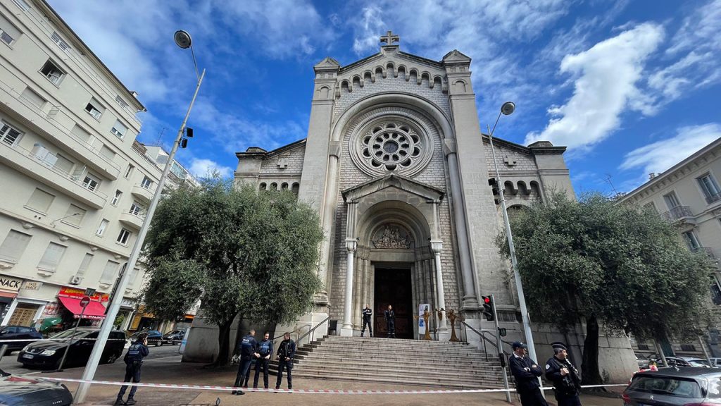 Un sacerdote católico francés fue apuñalado varias veces y una monja resultó herida en un ataque con cuchillo en la iglesia