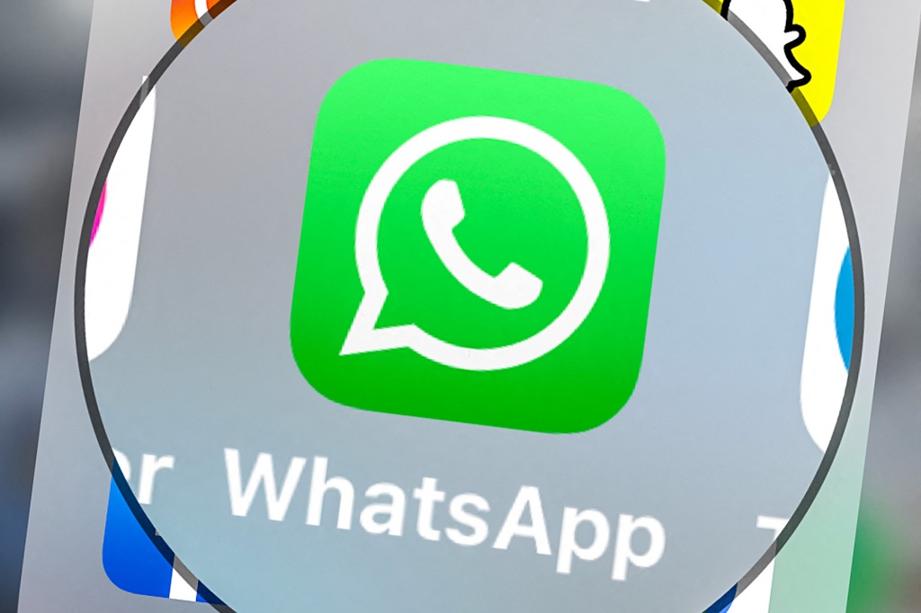 Esta imagen tomada el 23 de marzo de 2022 muestra el logotipo del programa de mensajería instantánea y el servicio de llamadas Whatsapp en una tableta en Lille, en el norte de Francia. 