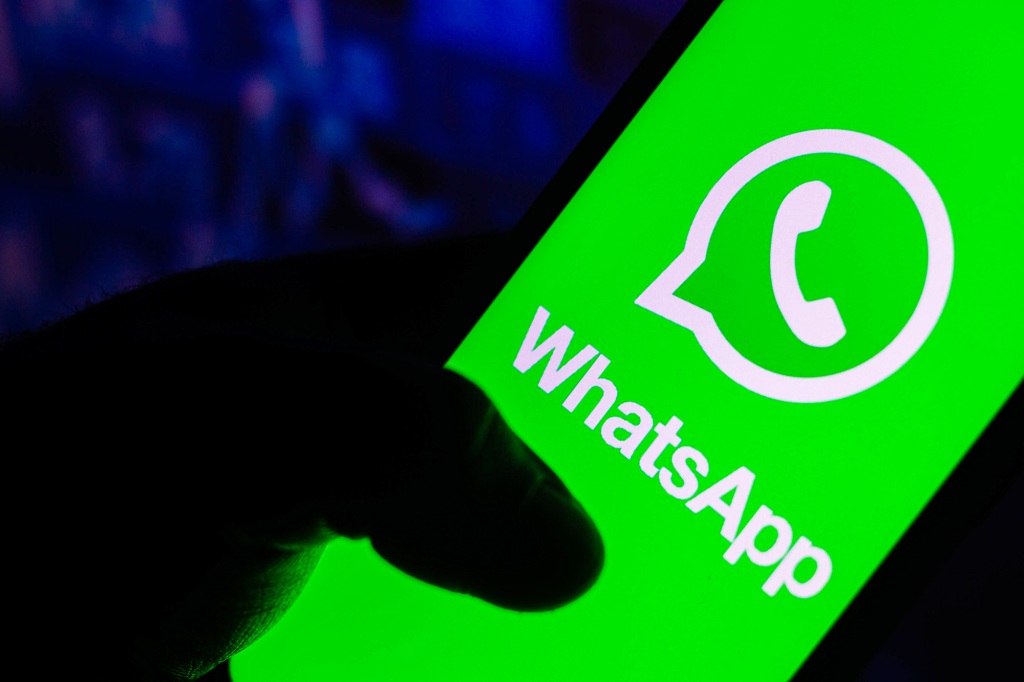 Brasil - 06/08/2021: En esta ilustración, se muestra el logotipo de WhatsApp en la pantalla del teléfono inteligente.
