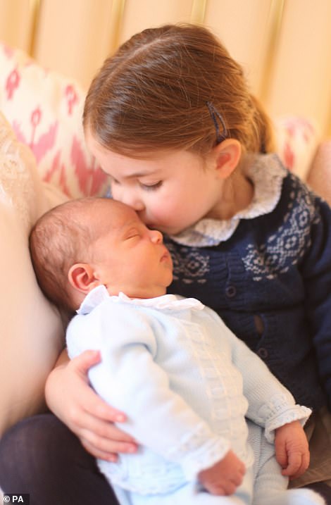 La princesa Charlotte con su hermano, el príncipe Louis, tomada por la duquesa de Cambridge para el tercer cumpleaños de la princesa Charlotte.