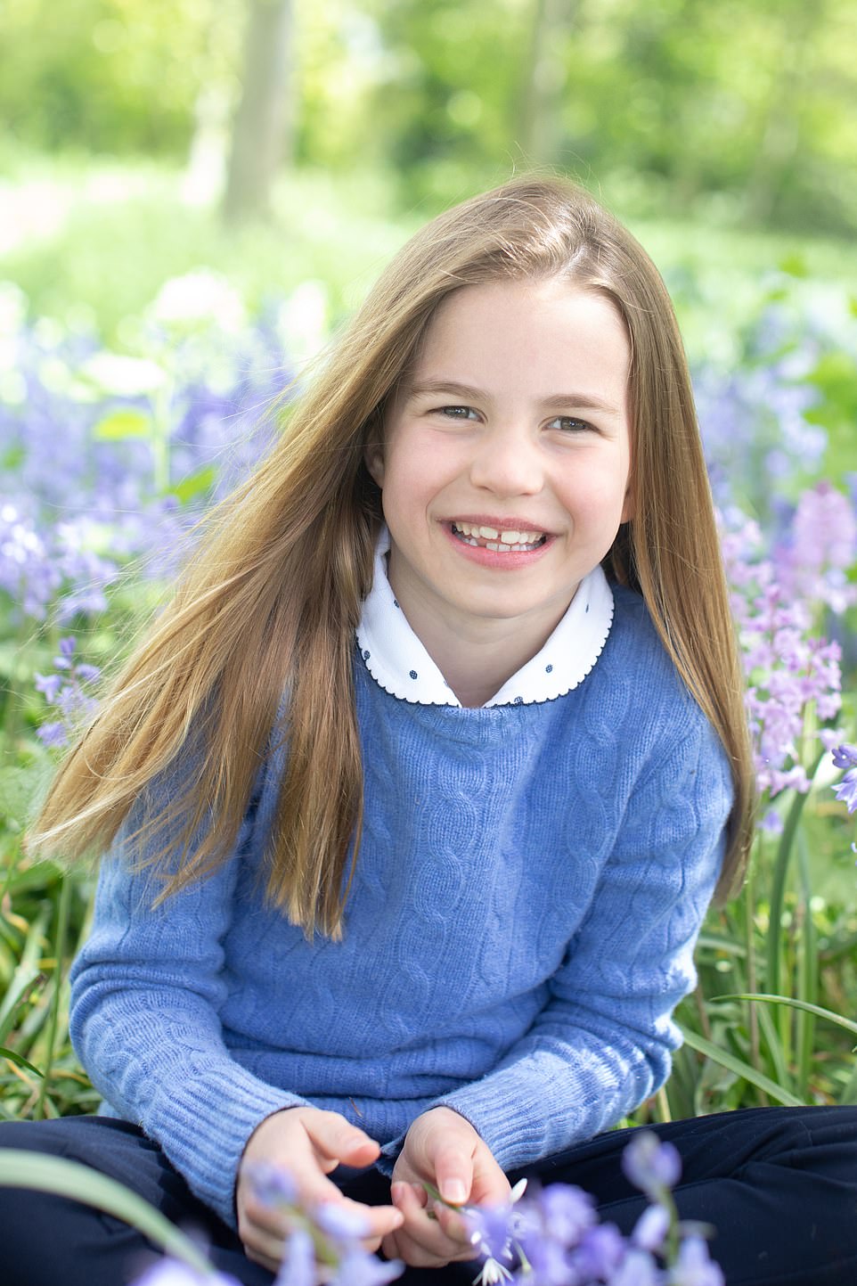 Charlotte se sentó alegremente frente a la cámara mientras su madre Kate tomaba una selección de fotos en el jardín de la casa de su familia en Norfolk.