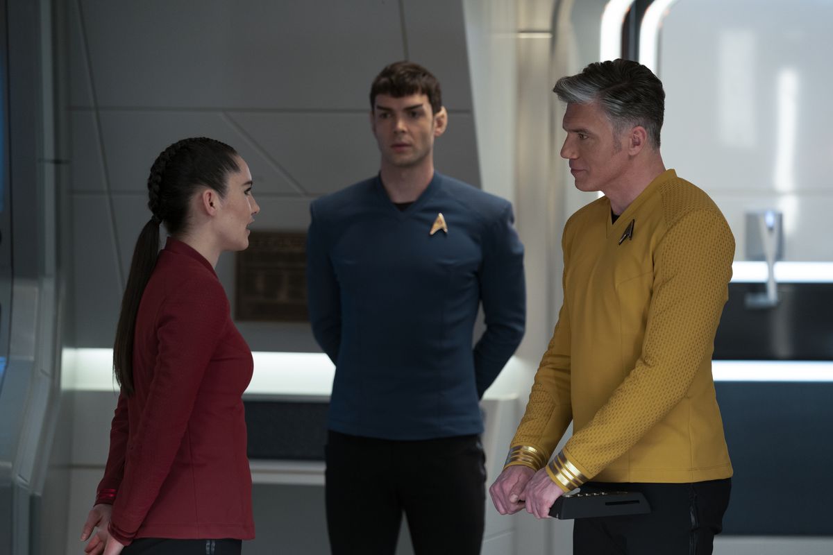 Baek está hablando con un subordinado mientras Spock lo mira. 
