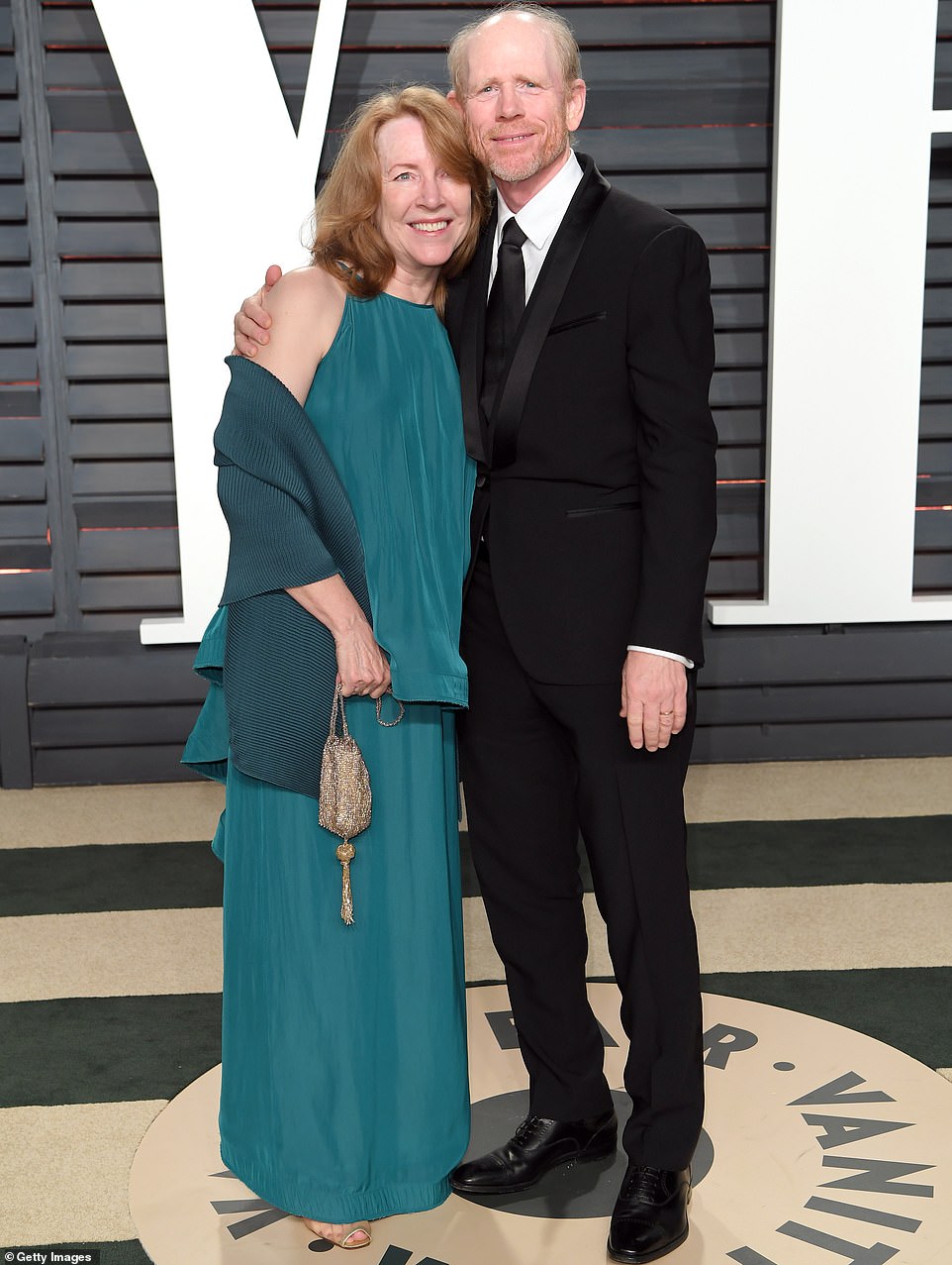 Lado a lado: el propio Ron ha estado casado con su esposa, Sheryl Howard, madre de la novia, desde 1975, cuando era más conocido como actor que como el director estrella en el que se ha convertido desde entonces;  Filmado en 2017 en Vanity Fair Oscar Party
