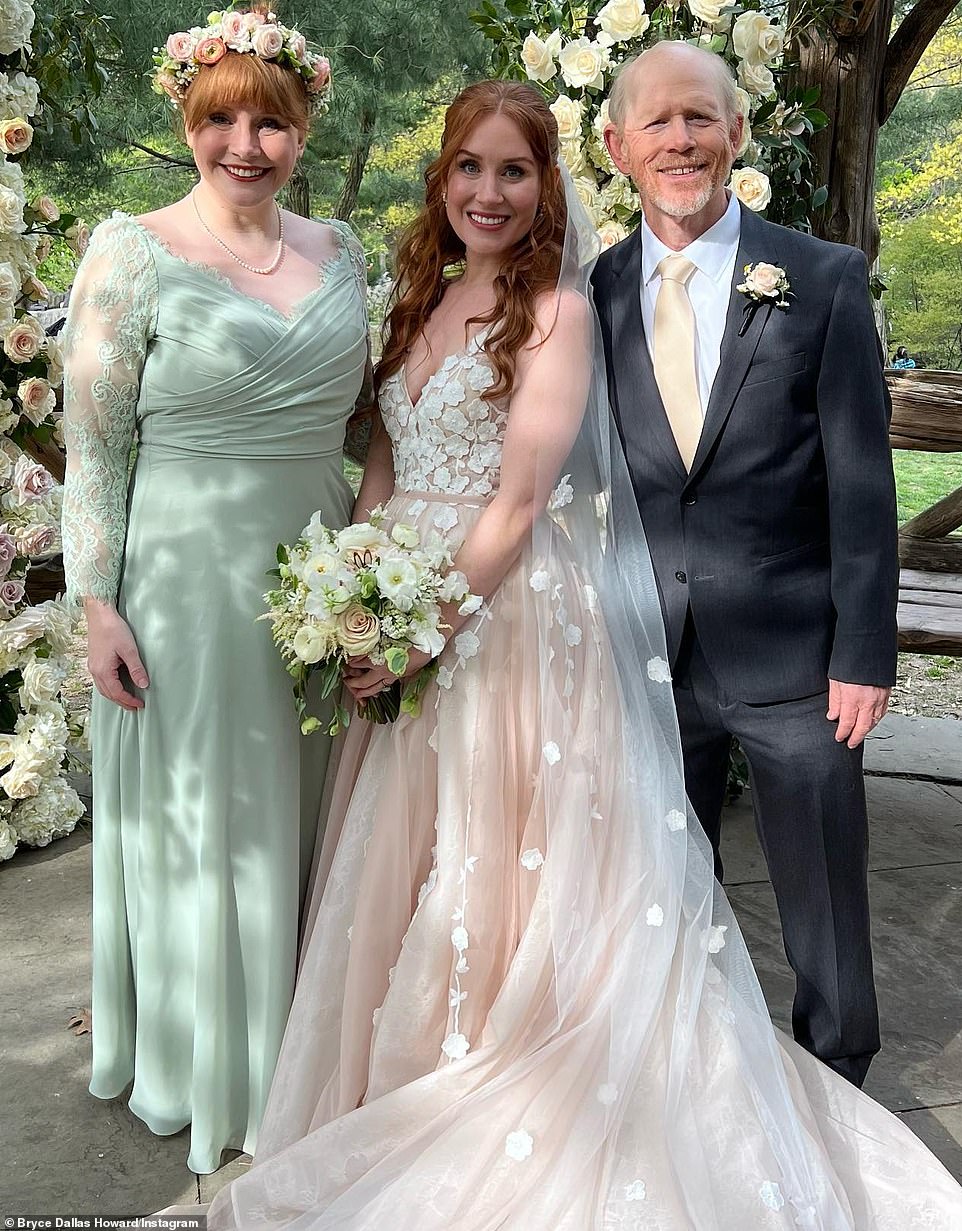 Foto familiar: Bryce Dallas Howard (izquierda) resplandeciente de felicidad en la boda de su hermana Paige (centro) organizada por su padre Ron Howard (derecha)