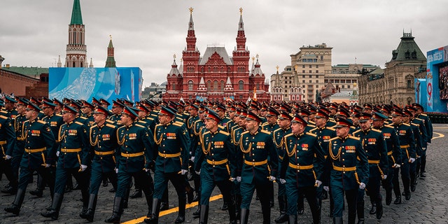 Soldados rusos marchan por la Plaza Roja durante el desfile militar del Día de la Victoria en Moscú, el 9 de mayo de 2021 (Foto de Dimitar Delkov/AFP) (Foto de Dimitar Delkov/AFP vía Getty Images)