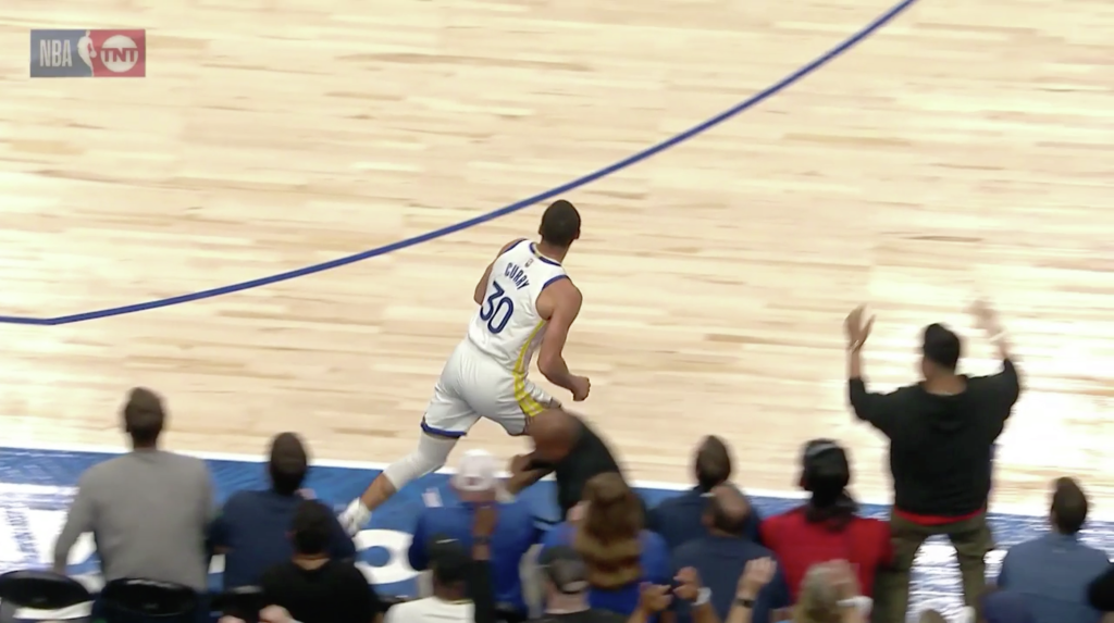 Steve Curry de los Warriors vuela sobre la bandeja del mesero antes del final de la primera mitad contra los Mavericks