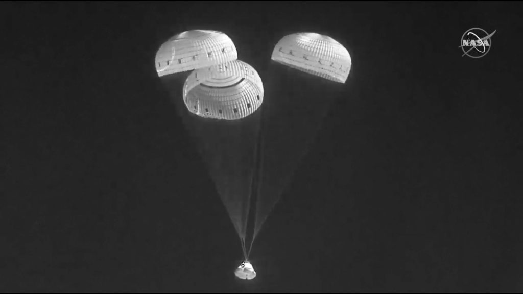 Una imagen infrarroja muestra una cápsula Boeing Starliner usando paracaídas mientras desciende para aterrizar en White Sands Missile Range en Nuevo México.
