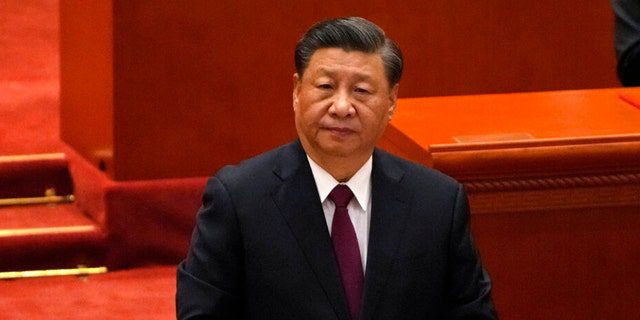 El presidente chino, Xi Jinping, asiste a una ceremonia en honor a modelos a seguir para los Juegos Olímpicos y Paralímpicos de Invierno de Beijing en el Gran Salón del Pueblo el 8 de abril en Beijing.  Un hombre australiano enfureció a los partidarios de Xi al levantar una pancarta en Sydney insultando al líder comunista.