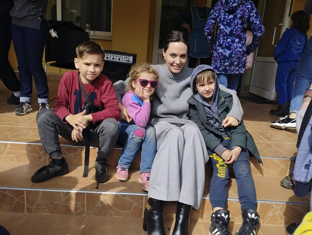 Angelina Jolie hace una visita sorpresa a Ucrania y se encuentra con niños