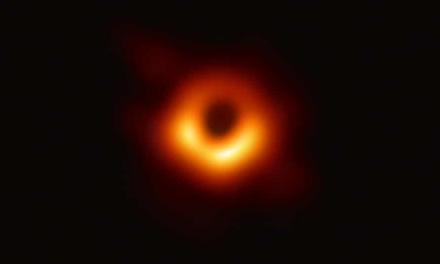 Otro agujero negro, M87*,