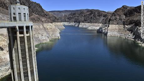 El nivel del agua del lago Mead, por debajo de las expectativas, podría caer otros 12 pies al caer
