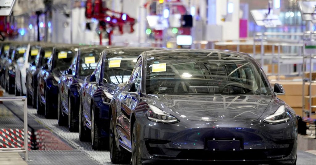EXCLUSIVA: Tesla detuvo la mayor parte de la producción en su planta de Shanghái el martes - memorándum