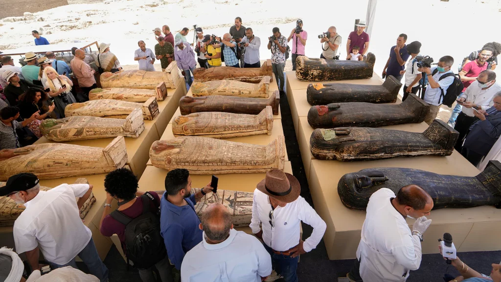 Egipto descubre 250 momias en filas en el cementerio de Saqqara