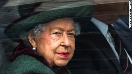 El Palacio de Buckingham dice que la reina Isabel no abrirá el Parlamento del Reino Unido este año