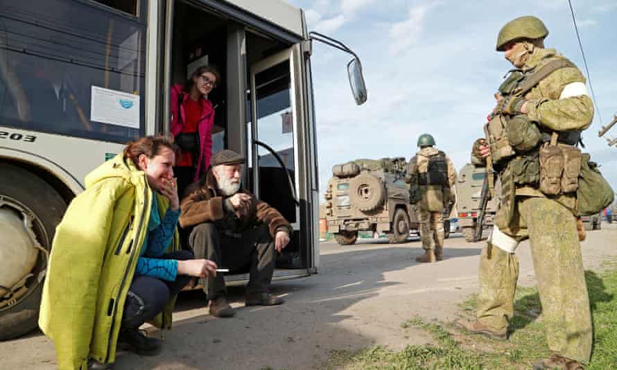 Natalia Usmanova con otros evacuados cerca de un refugio temporal en el pueblo de Bizimeni en Donetsk.