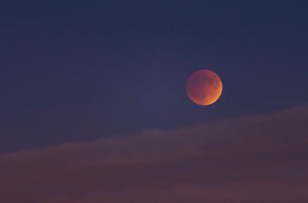 La luna se volverá roja durante el eclipse lunar total del domingo por la noche