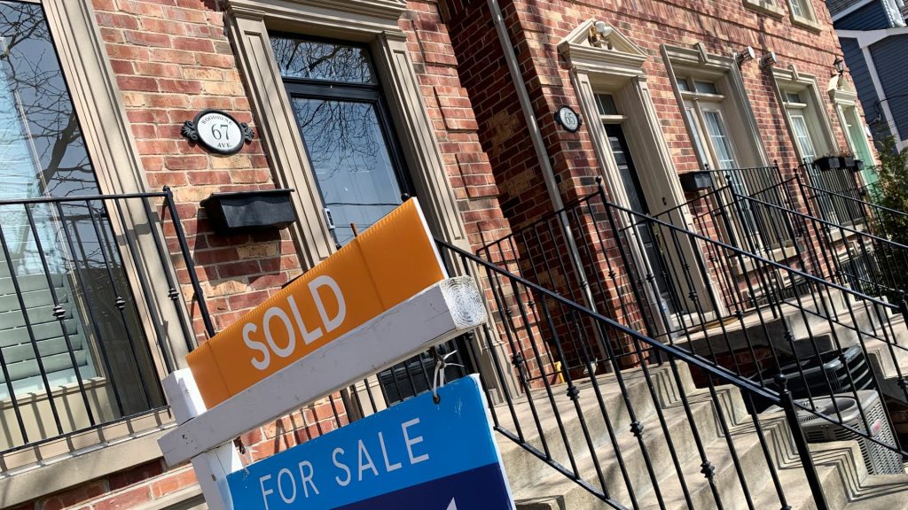 Las ventas de casas usadas en abril cayeron al nivel más bajo desde el comienzo de la epidemia