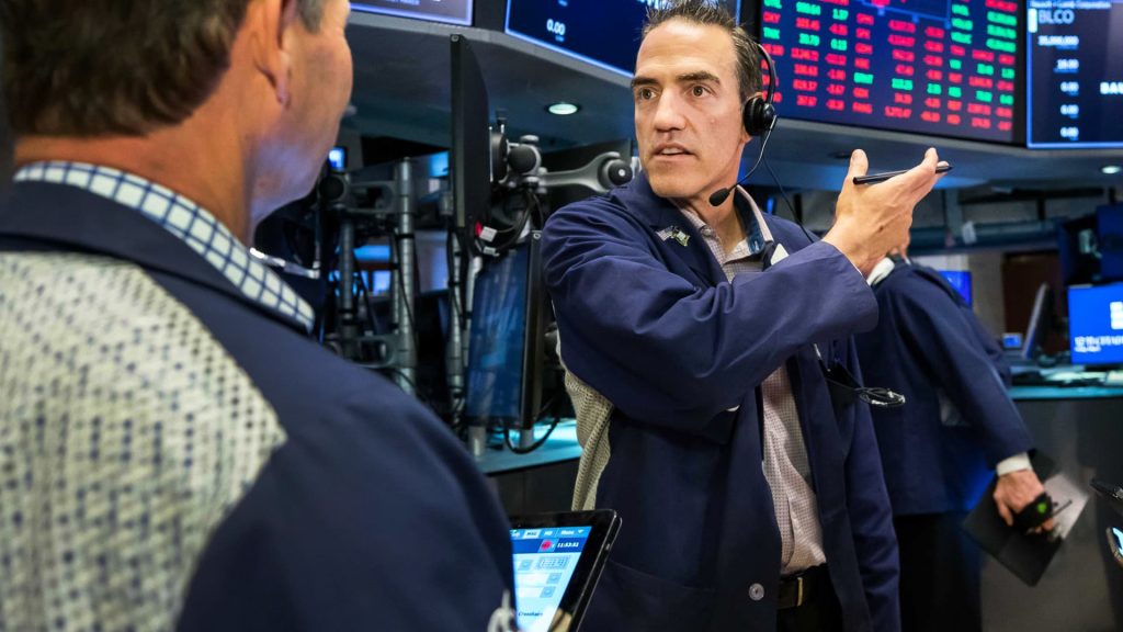 Los futuros de acciones caen mientras Wall Street busca estabilizarse después de una semana boyante
