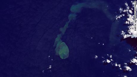 La NASA capta la erupción de un volcán & # 39;  tiburóncano & # 39;