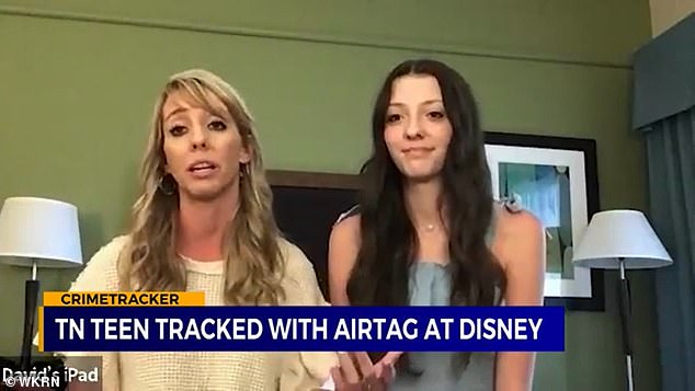 Jennifer Gaston dijo que descubrió un AirTag que la rastreaba a ella y a su hija de 17 años, Madison (derecha) cuando regresaban a su automóvil en la línea de Walt Disney World en Orlando, Florida.  El esposo recibió una notificación en el teléfono de Madison