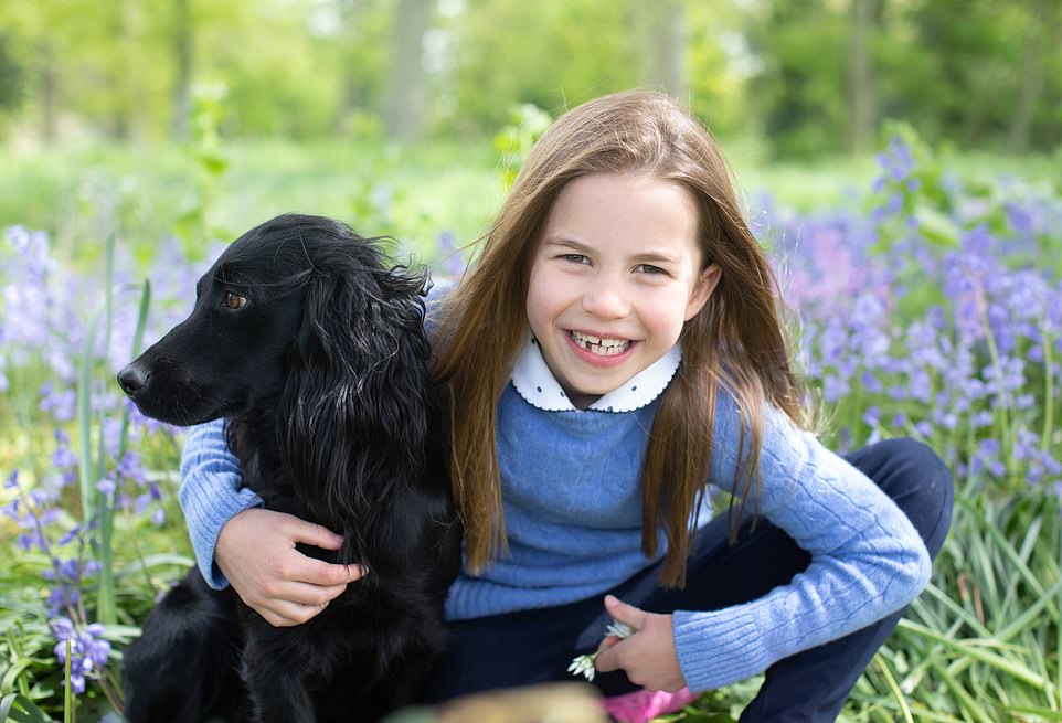 La princesa Charlotte, que cumple siete años el 2 de mayo, fue fotografiada con su mascota, que acaba de llamarse Orla.