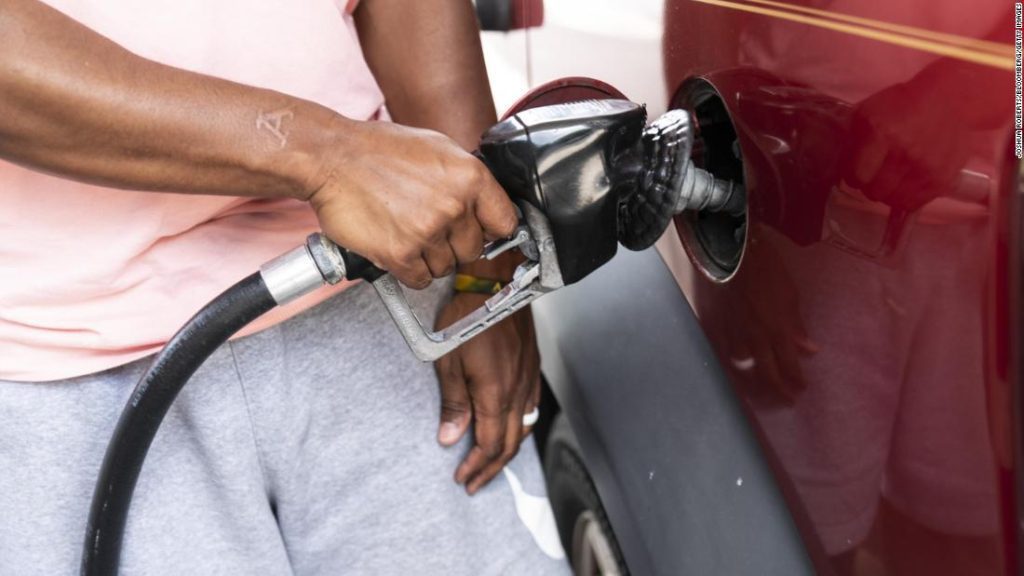 Los precios de la gasolina en EE.UU. suben a un máximo histórico de 4,67 dólares el galón