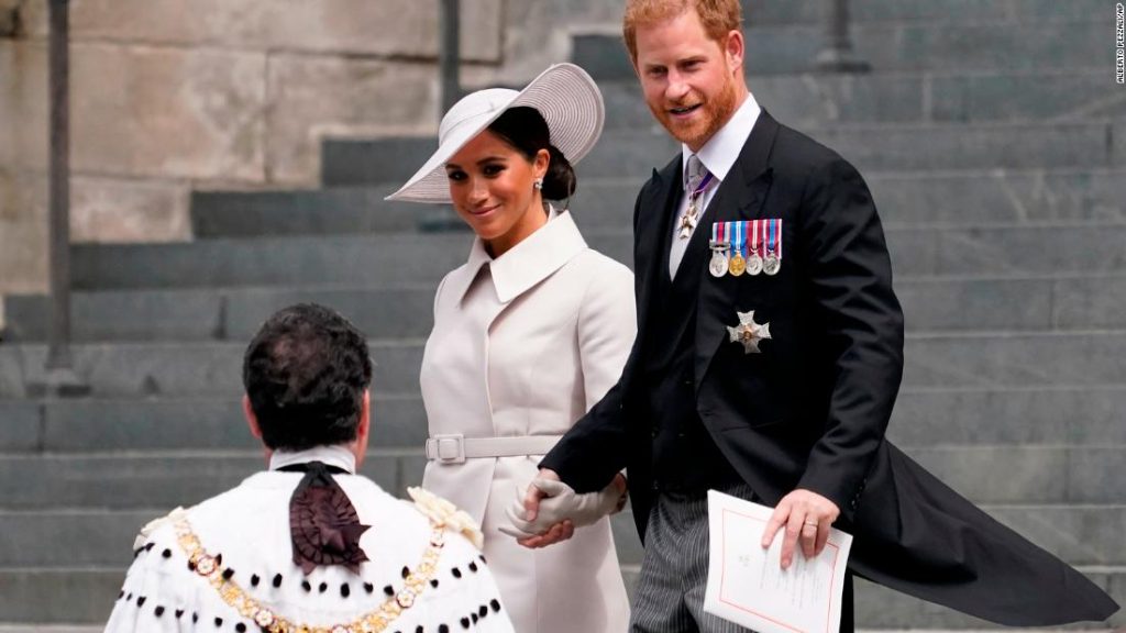 Meghan, duquesa de Sussex, llega a la Jubilee Party con un elegante conjunto blanco