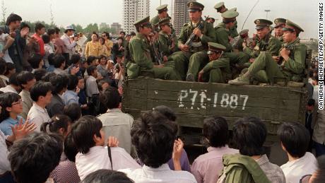 Los manifestantes a favor de la democracia bloquean un camión lleno de soldados chinos en su camino a la plaza de Tiananmen, el 20 de mayo de 1989. 