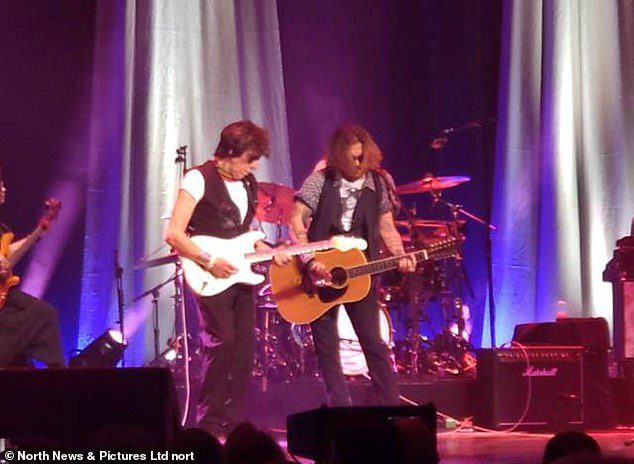 La gira: Depp estuvo en el Reino Unido para acompañar a Beck en su gira y apareció anteriormente durante las fiestas de su amigo en Sage Gateshead en el norte de Inglaterra, Glasgow y el Royal Albert Hall en Londres.