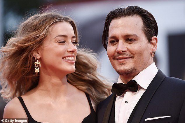 Tiempos más felices: Johnny gana un juicio por difamación después de demandar a su ex esposa Amber Heard por $ 50 millones por un artículo que escribió en 2018 que afirmaba que era víctima de violencia doméstica (en la foto de 2015)