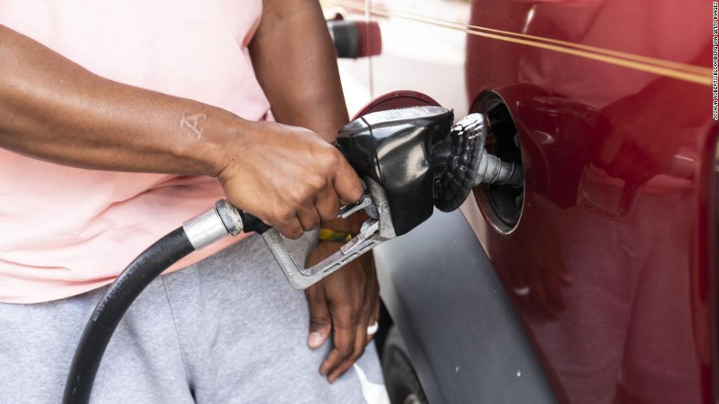 Dos estados más bajaron los precios de la gasolina en $5 por galón