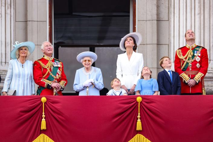 La familia real en el balcón del Palacio de Buckingham viendo un avión de la Royal Air Force.