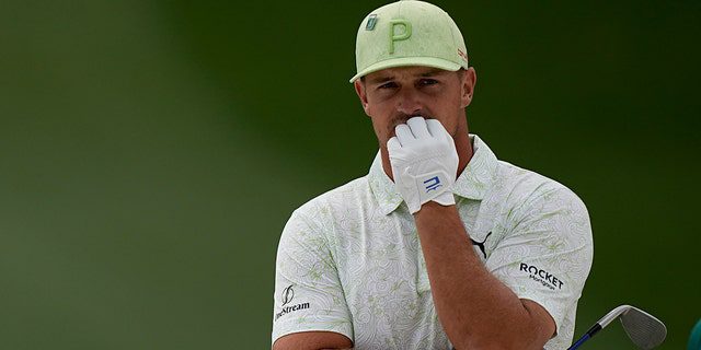Bryson DeChambeau espera para lanzar su tiro al séptimo búnker durante la segunda ronda del torneo de golf Masters el viernes 8 de abril de 2022 en Augusta, Georgia.