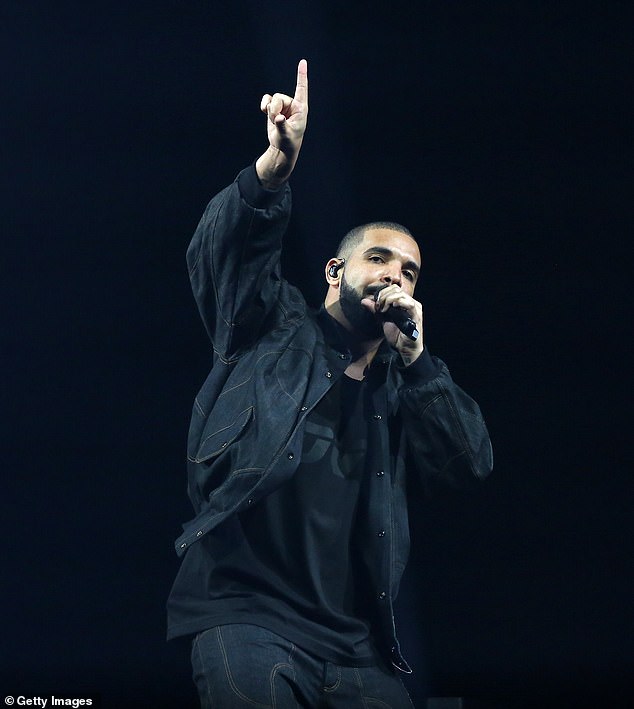 Nuevas melodías: Drake impresionó a su audiencia de Instagram de 113 millones el jueves, al anunciar el lanzamiento de un nuevo álbum, Honestly, Nevermind at Midnight.  En la foto 2016
