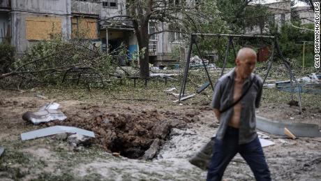 Un residente local pasa junto a un edificio de apartamentos destruido en un ataque con misiles, en medio de la invasión rusa de Ucrania, en Bakhmut, Ucrania, el 13 de junio de 2022. 