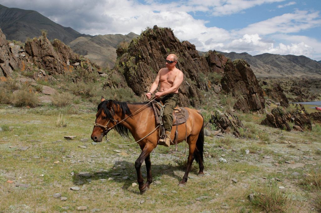 El presidente ruso, Vladimir Putin, monta un caballo sin camisa.