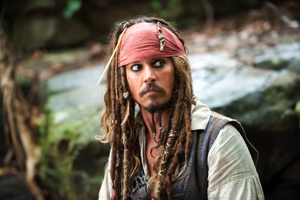 Johnny Depp interpreta al Capitán Jack Sparrow en una escena de "Piratas del Caribe: En Mareas Misteriosas." 