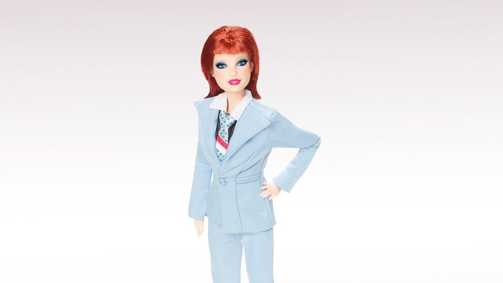 La muñeca Barbie de David Bowie viste el icónico traje azul de Mattel