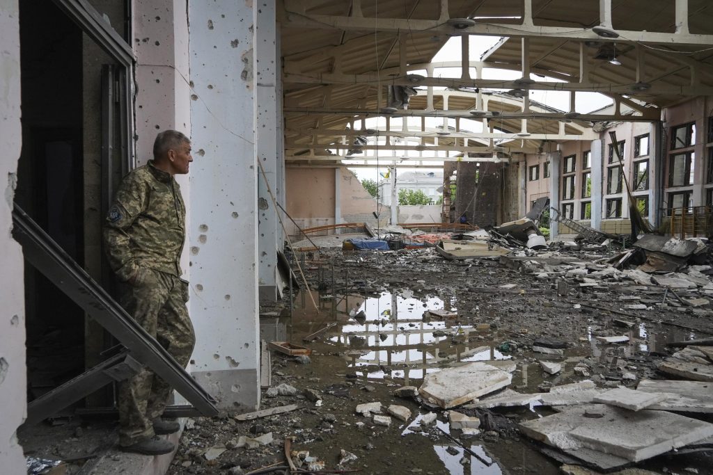 El ejército ucraniano abandona la ciudad devastada por posiciones fortificadas