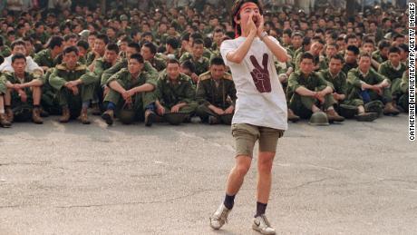 Un estudiante pide a los soldados que se vayan a casa mientras los manifestantes continúan en el centro de Beijing, el 3 de junio de 1989.  