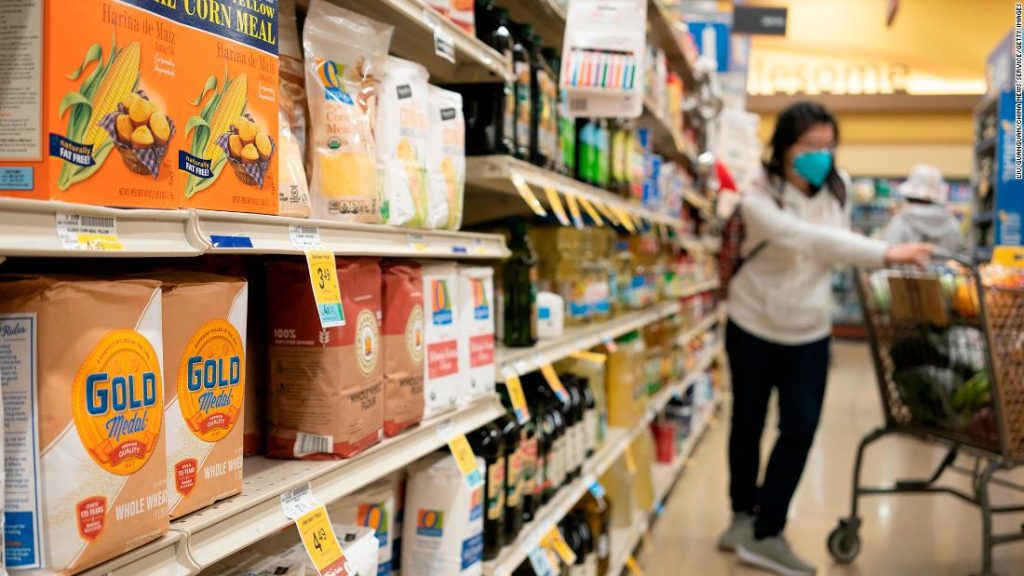 Los consumidores estadounidenses lidian con aumentos de precios de dos dígitos en la tienda de comestibles