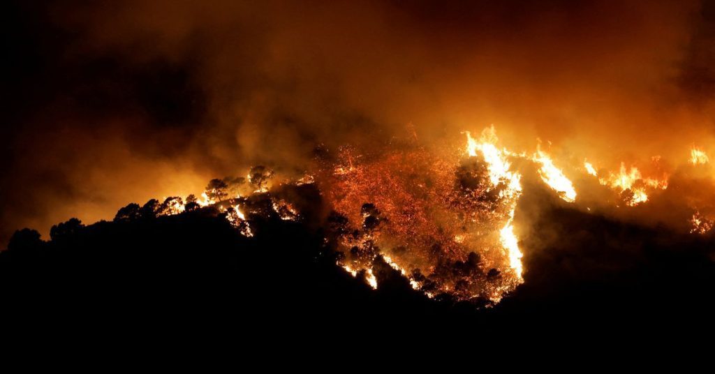 Los incendios forestales en el sur de España obligan a la ciudad a evacuar;  tres heridos