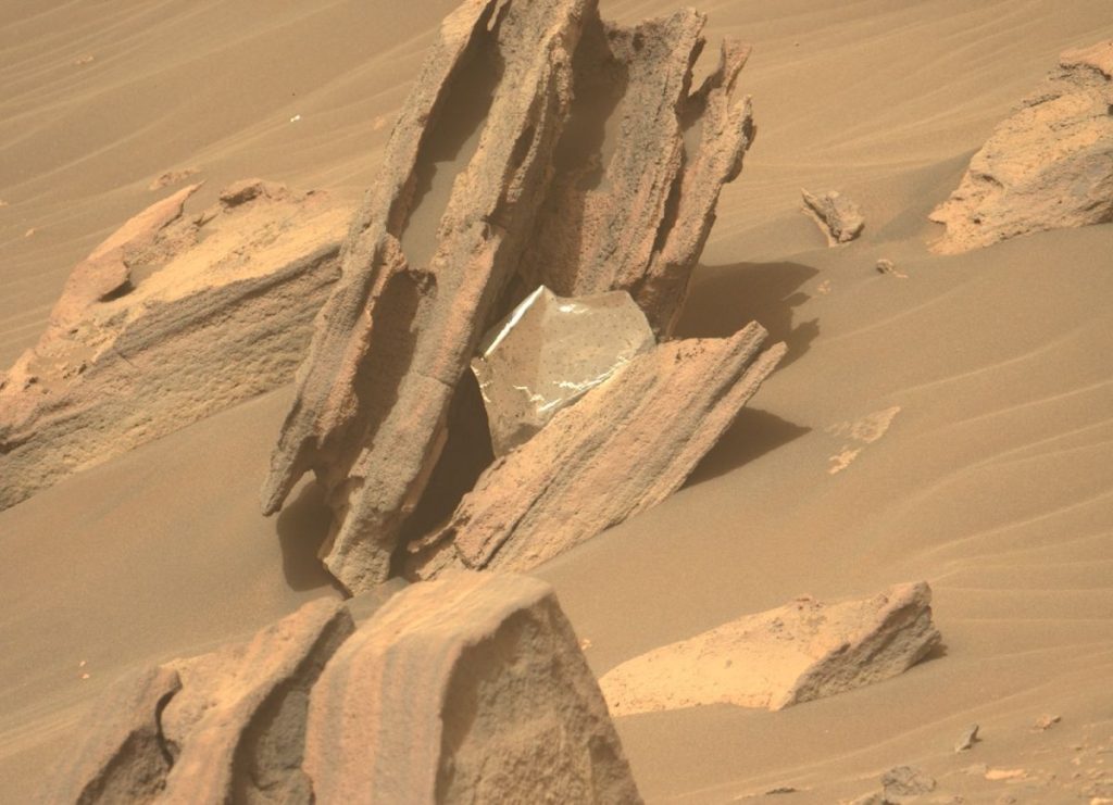 Persevere on Mars espía una pieza de su tren de aterrizaje