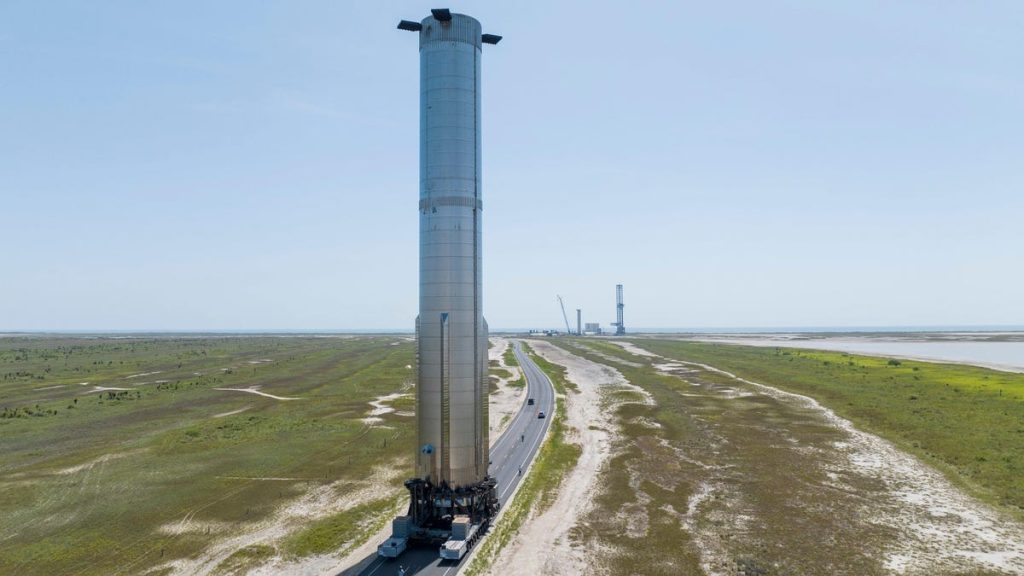 SpaceX monta Starship Booster en la torre de lanzamiento de Texas