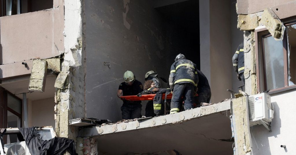 Ucrania dice que misiles rusos alcanzaron Kyiv e hirieron a cinco personas