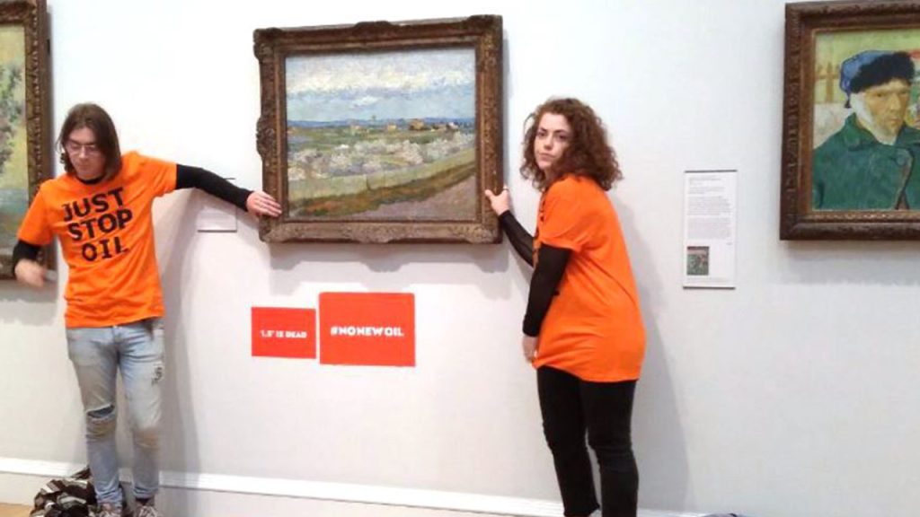 Activistas climáticos en el Reino Unido poniendo sus manos en una pintura de Vincent van Gogh en el Museo de Londres.