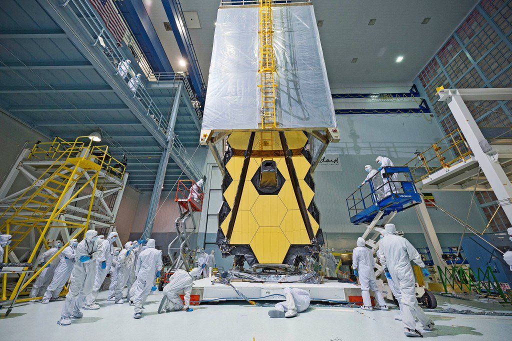 Lo que parece un teletransportador de ciencia ficción colocado sobre el Telescopio Espacial James Webb de la NASA, en realidad es "Carpa limpia." los